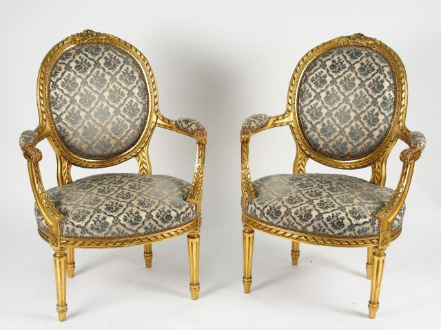 Paire de fauteuils de style Louis XVI en bois sculpté et doré, à décor