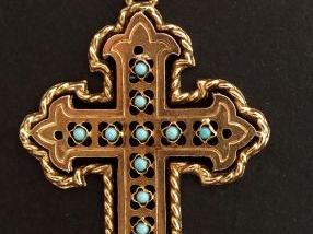 Croix en or jaune, ajouré et orné de turquoises. On y joint une chaine