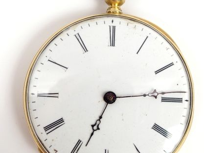 Montre de gousset en or jaune, à décor gravé de fleurs.  Poids tel : 5