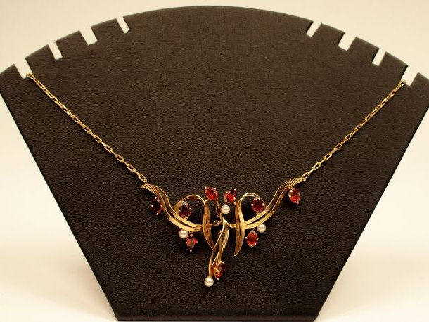 Chaine et pendentif Napoléon III en or, orné de 8 grenats et de perles
