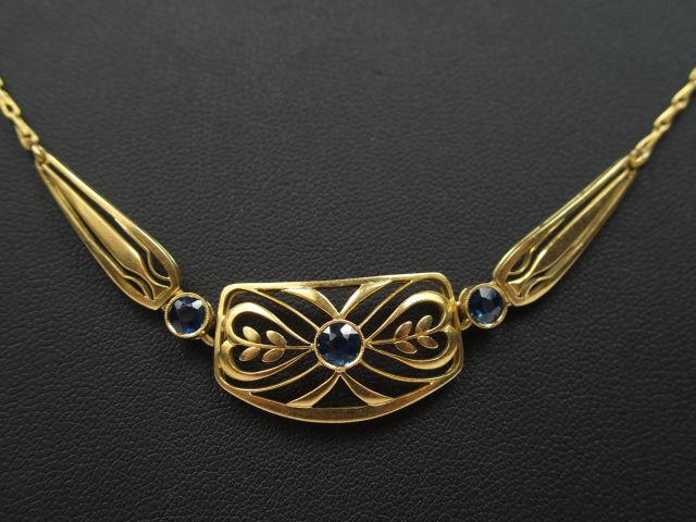 Collier en or jaune de style Art Nouveau, orné de 3 petits saphirs. 44