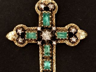Croix Napoléon III en or jaune, ornée d'une rose centrale, entourée de