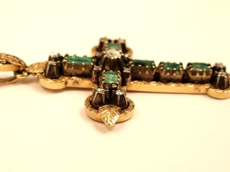 Croix Napoléon III en or jaune, ornée d'une rose centrale, entourée de