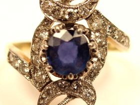 Bague marquise en or jaune, sertie d'un saphir entouré de deux diamant