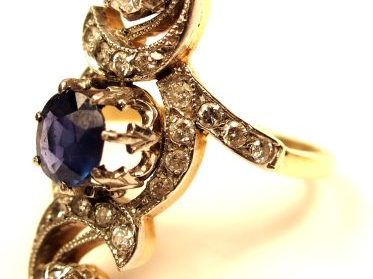 Bague marquise en or jaune, sertie d'un saphir entouré de deux diamant