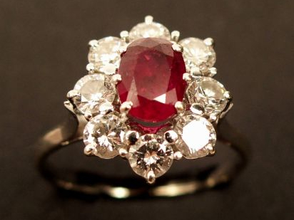 Bague marguerite en or blanc, sertie d'un rubis (1,20 ct) et entourage