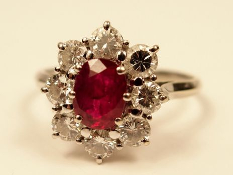 Bague marguerite en or blanc, sertie d'un rubis (1,20 ct) et entourage