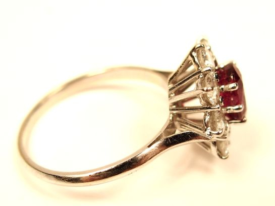 Bague marguerite en or blanc, sertie d'un rubis (1,20 ct) et entourage