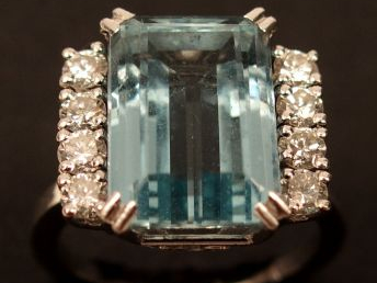 Bague en or gris, sertie d'une aigue marine épaulée de brillants (8 x 