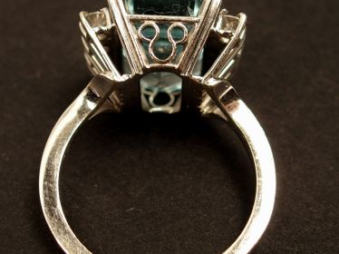 Bague en or gris, sertie d'une aigue marine épaulée de brillants (8 x 