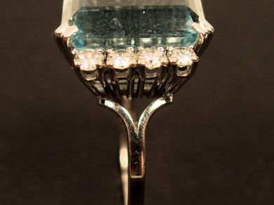 Bague en or gris, sertie d'une aigue marine épaulée de brillants (8 x 