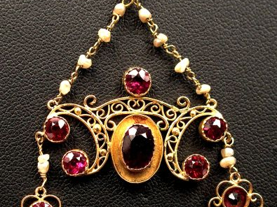 Collier Napoléon III en or jaune, orné de perles et de 8 améthystes. 4
