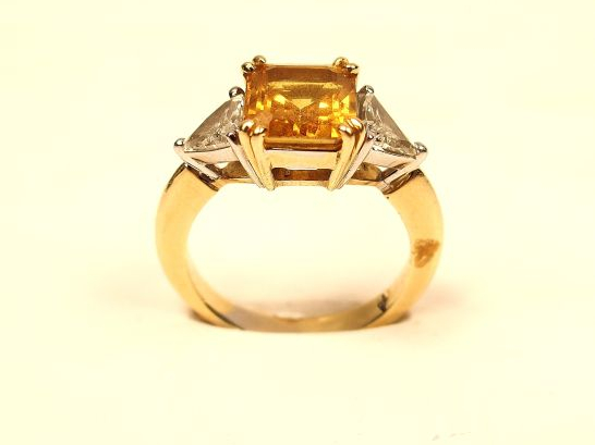 Bague en or jaune, sertie d'un saphir jaune taille émeraude (3,60 ct e