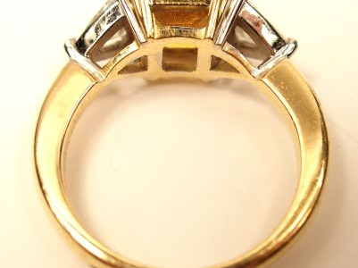Bague en or jaune, sertie d'un saphir jaune taille émeraude (3,60 ct e