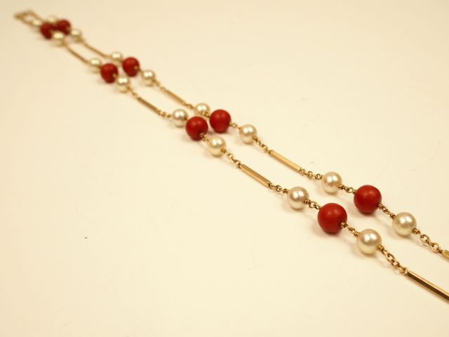 Collier en or jaune, perles de culture et corail. 51 cm  Poids tel : 1