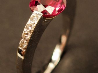 Bague or blanc, sertie d'un corindon taille poire (1,98 ct environ), é