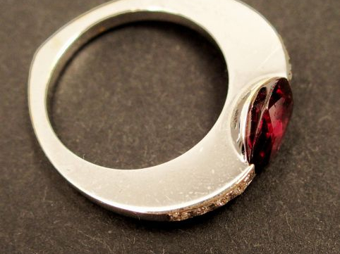 Bague or blanc, sertie d'un corindon taille poire (1,98 ct environ), é