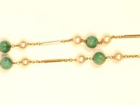 Collier en or jaune, perles de culture et perles en jade. 53 cm  Poids