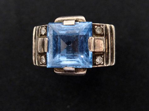 Bague Art Déco en argent, ornée d'une pierre synthétique. TDD : 51 Poi