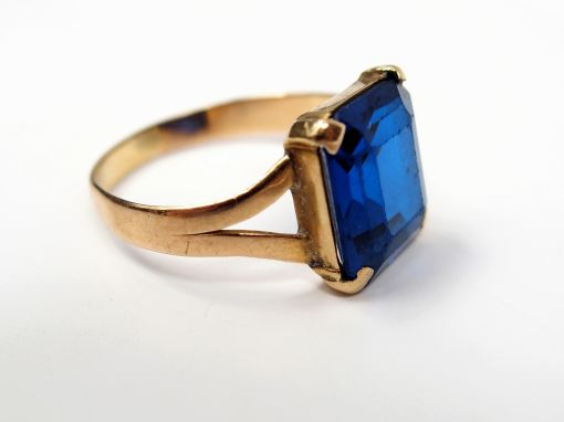 Bague en or jaune, ornée d'un saphir synthétique taille émeraude. TDD 