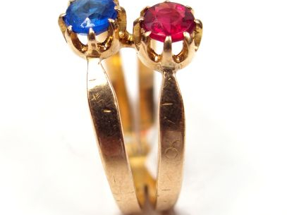 Bague double en or jaune, ornée de deux pierres doublées.  TDD : 53 Po