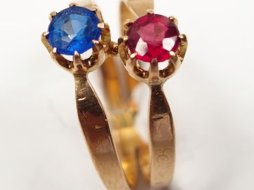 Bague double en or jaune, ornée de deux pierres doublées.  TDD : 53 Po