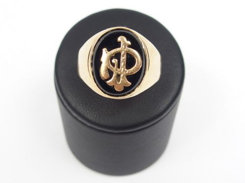 Bague chevalière en or jaune et onyx, monogrammée.  TDD : 65 Poids tel