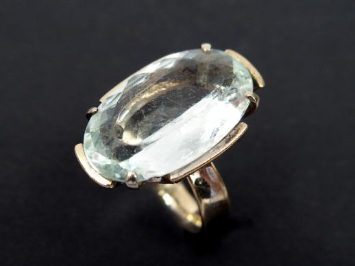 Bague en or blanc, ornée d'une aigue marine. TDD : 50 Poids tel : 7,33