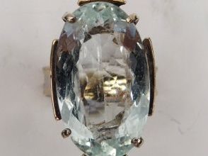 Bague en or blanc, ornée d'une aigue marine. TDD : 50 Poids tel : 7,33