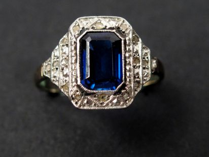 Bague Art déco en or blanc, ornée d'une pierre synthétique et de roses