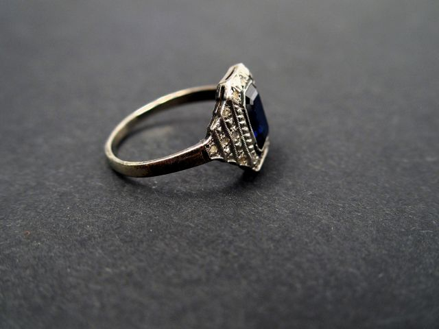 Bague Art déco en or blanc, ornée d'une pierre synthétique et de roses