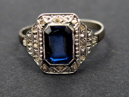 Bague Art déco en or blanc, ornée d'une pierre synthétique et de roses