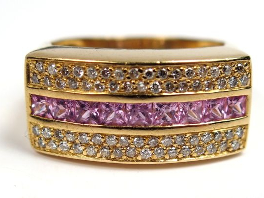 Bague en or jaune, ornée d'une rangée de 9 saphirs roses bordée de 66 