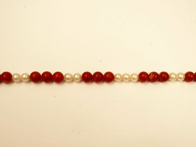 Collier de perles de culture et perles de corail.  39 cm
