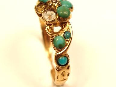 Bague en or jaune, turquoises et rose centrale (manques). TDD : 51,5  