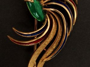 Broche en or jaune et émail vert, bleu et rouge, en forme d'oiseau de 