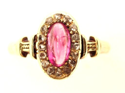 Bague en or jaune, ornée en son centre d'un rubis cabochon entouré de 