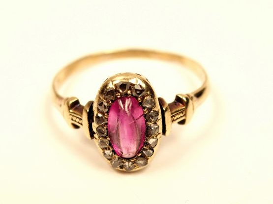 Bague en or jaune, ornée en son centre d'un rubis cabochon entouré de 