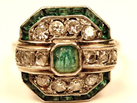 Bague Art déco en or blanc et platine, emeraudes et roses.  TDD : 57 P