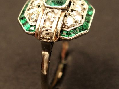 Bague Art déco en or blanc et platine, emeraudes et roses.  TDD : 57 P