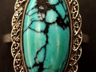 Vente aux enchères Bague en argent, ornée d'un turquoise en cabochon entourée de petites 