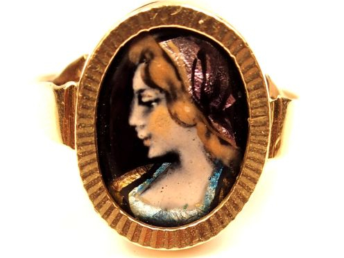 Bague en or jaune, ornée d'un émail de Limoges figurant un profil de j