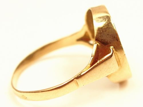 Bague en or jaune, ornée d'un émail de Limoges figurant un profil de j