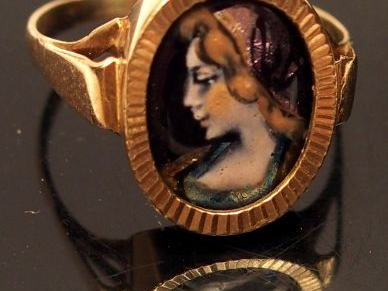 Bague en or jaune, ornée d'un émail de Limoges figurant un profil de j