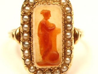 Vente aux enchères Bague en or jaune, ornée en son centre d'une cornaline figurant une je