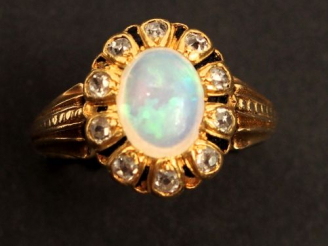 Vente aux enchères Bague marguerite Napoléon III en or jaune, sertie d'une opale entourée