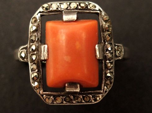 Bague Art Déco en argent, ornée d'un corail en cabochon, entourée de m