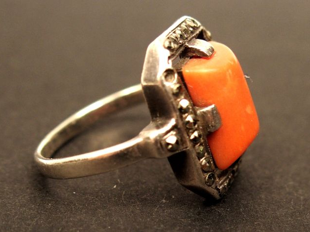Bague Art Déco en argent, ornée d'un corail en cabochon, entourée de m