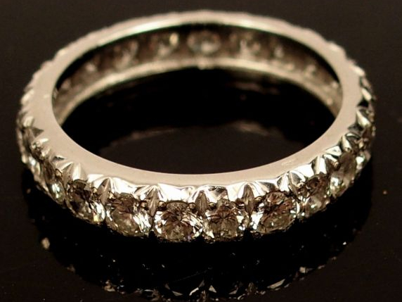 Alliance américaine en or blanc, ornée de 23 diamants ( x 0,09 ct envi