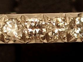 Alliance américaine en or blanc, ornée de 23 diamants ( x 0,09 ct envi